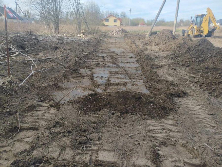 Подъезд к участку, подготовленный экскаватором-погрузчиком