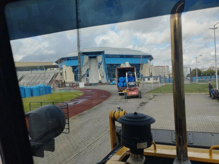 Вид из кабины экскаватора-погрузчика на объекте благоустройства