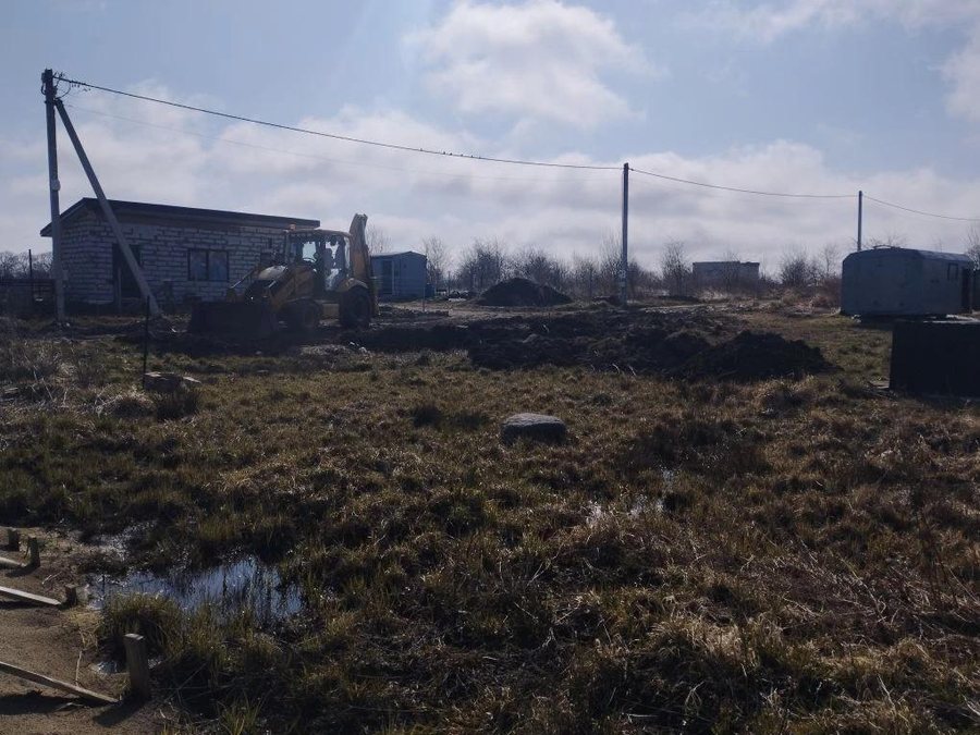 Водоотвод на участке, выполненный экскаватором-погрузчиком